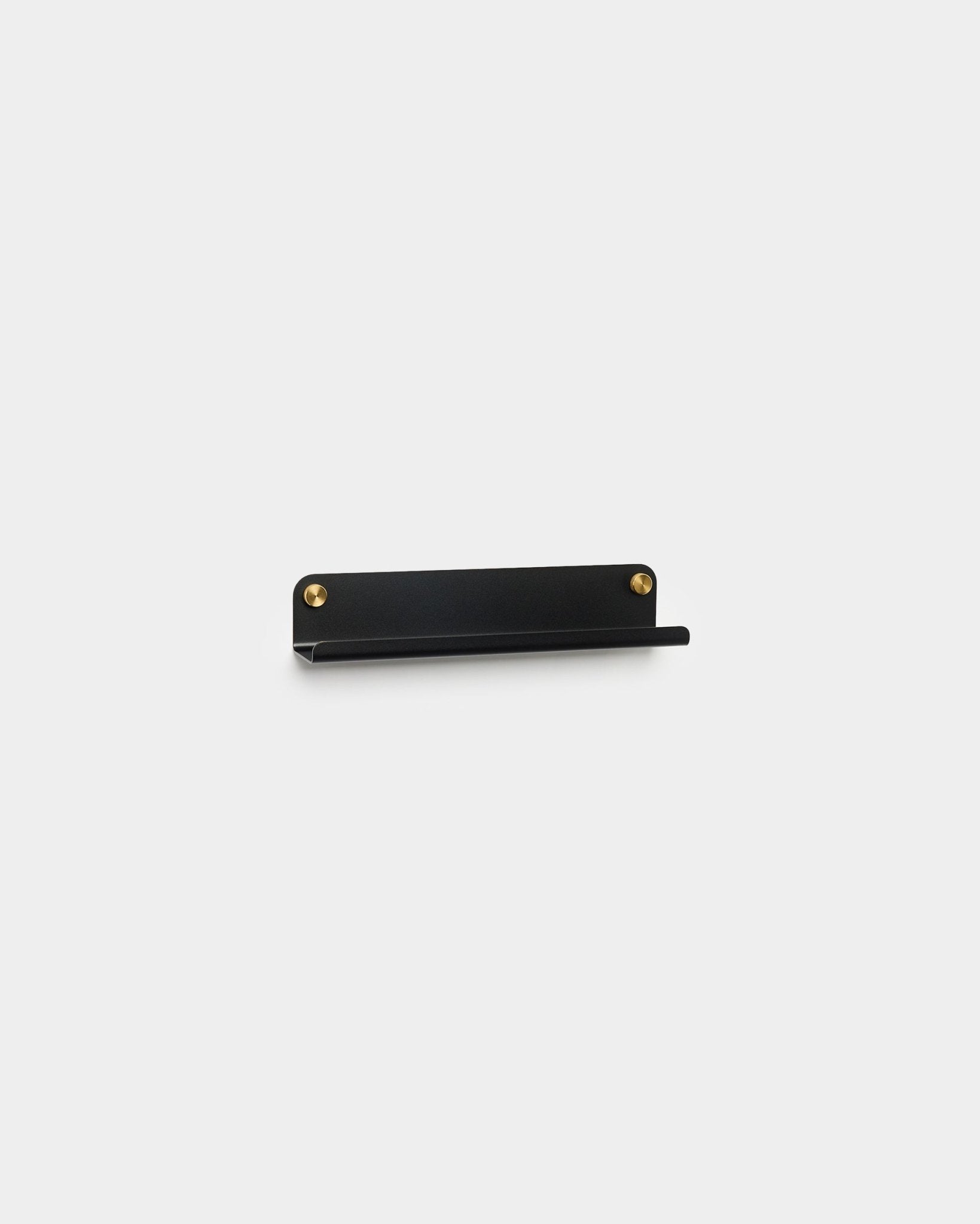 Mensola stretta WoodUpp Norr in black, lunga 35,9 cm, con due viti di montaggio dorate, su sfondo grigio chiaro.